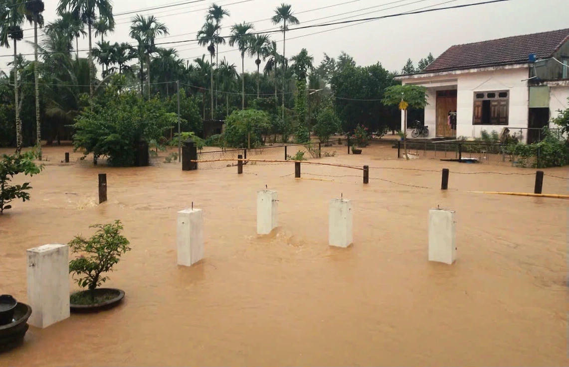Phố cổ Hội An chìm trong nước lũ, dân chèo thuyền ra ngoài mua nhu yếu phẩm