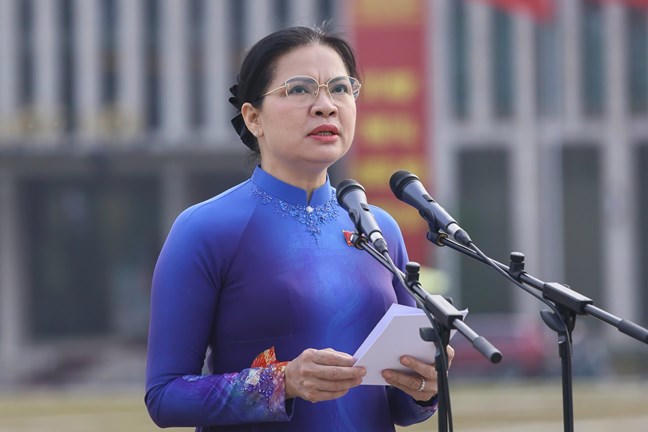 Bà Hà Thị Nga, Ủy viên Trung ương Đảng, Ủy viên Ban Thường vụ Đảng ủy MTTQ, các đoàn thể Trung ương, Phó Chủ tịch UBTƯ MTTQ Việt Nam thay mặt Đoàn đại biểu báo công dâng Bác. Ảnh: Quang Vinh.