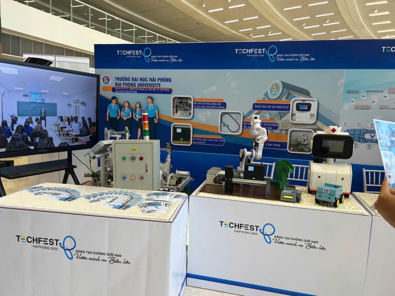 Gian hàng của Trường Đại học Hải Phòng tại Techfest Hải Phòng 2025.