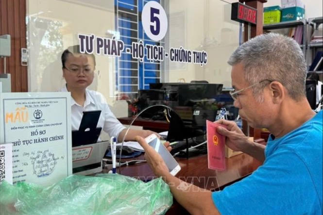 Không được yêu cầu người yêu cầu chứng thực xuất trình bản chính, bản sao các giấy tờ đã tích hợp trên VNeID