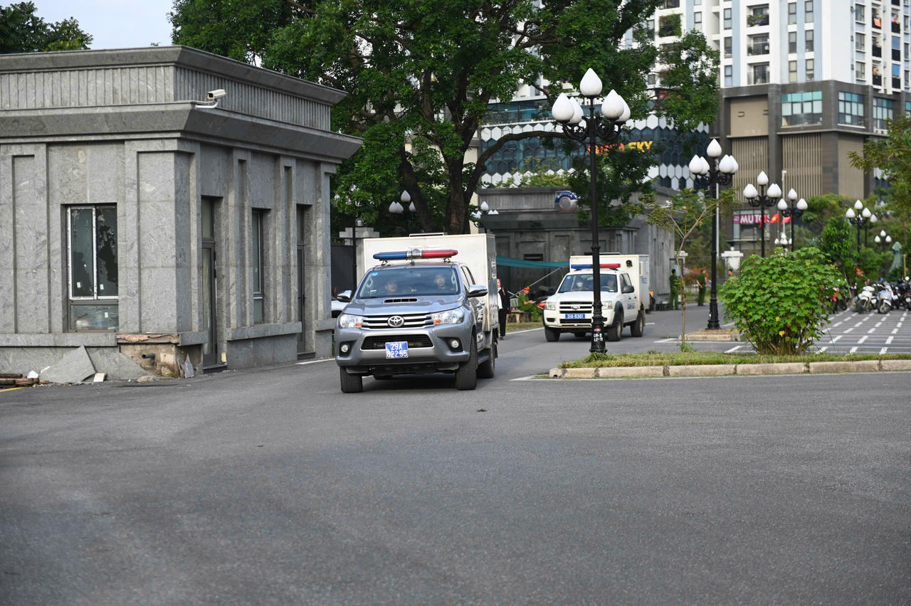 Xe dẫn giải, đưa bị cáo tới tòa.