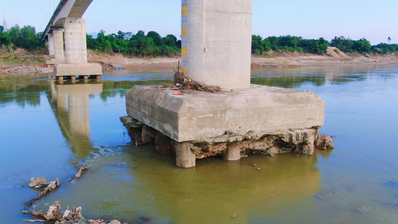 Hôm 5/8, Sở Xây dựng tỉnh Phú Thọ phát đi thông báo số 50/TB-SXD về việc cấm xe tải 3 trục trở lên và xe khách trên 29 chỗ ngồi lưu thông qua cầu sông Lô, địa bàn xã Đoan Hùng, tỉnh Phú Thọ bắt đầu từ 7h30 ngày 6/8/2025. Ảnh: Đức Mạnh.