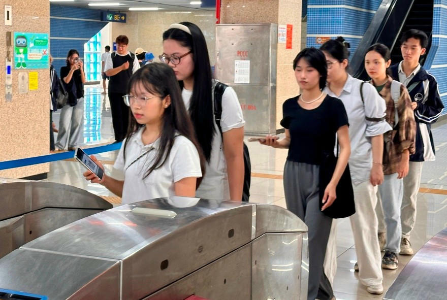 Hành khách đi tàu điện Hà Nội sẽ phải xác thực khuôn mặt khi qua cổng soát vé