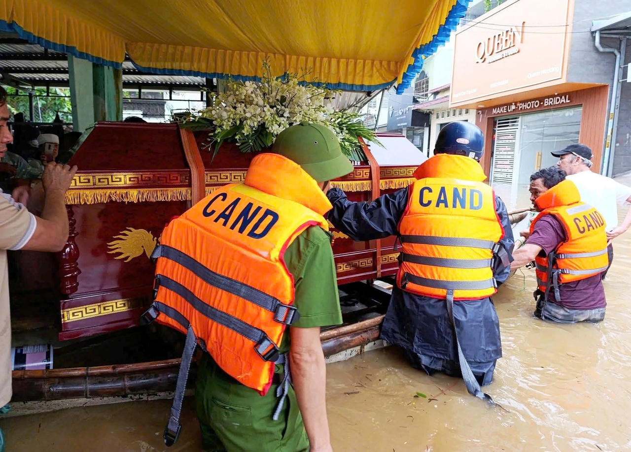 Hỗ trợ người dân tổ chức tang lễ.&nbsp;