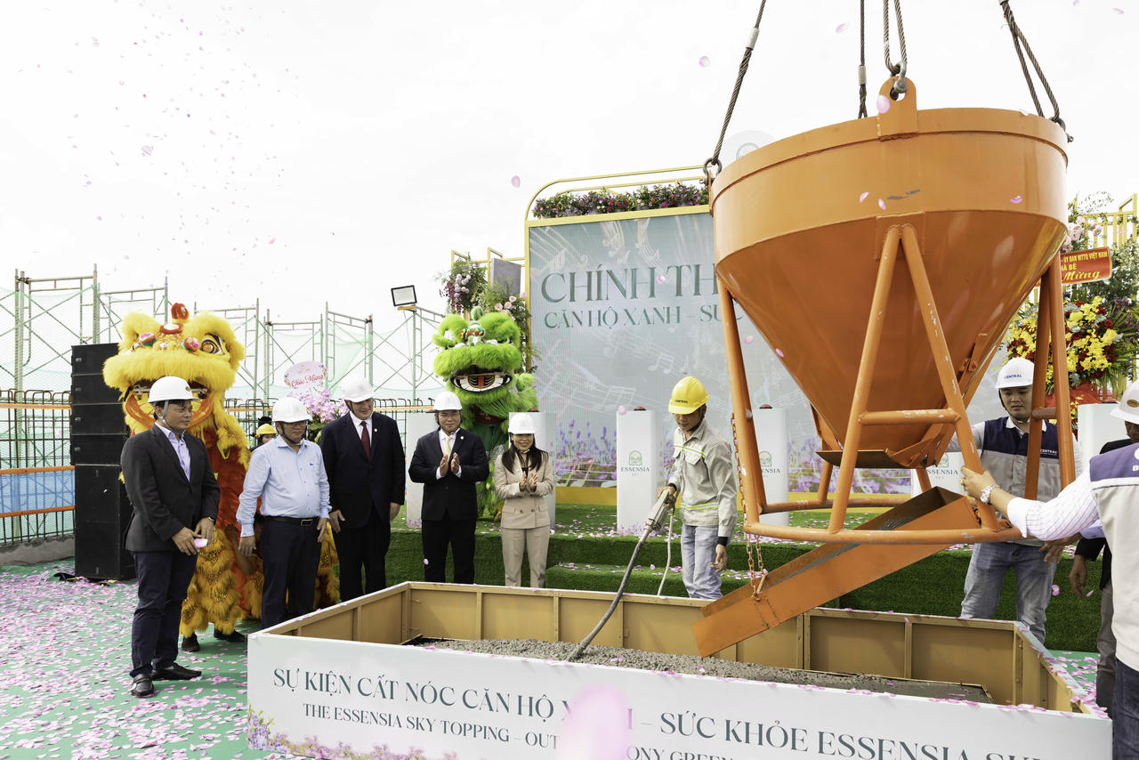 Trục cẩu đang tiến hành đổ bê tông lên sàn mái, đánh dấu thời khắc công trình hoàn thiện phần kết cấu. Ảnh: Phú Long  