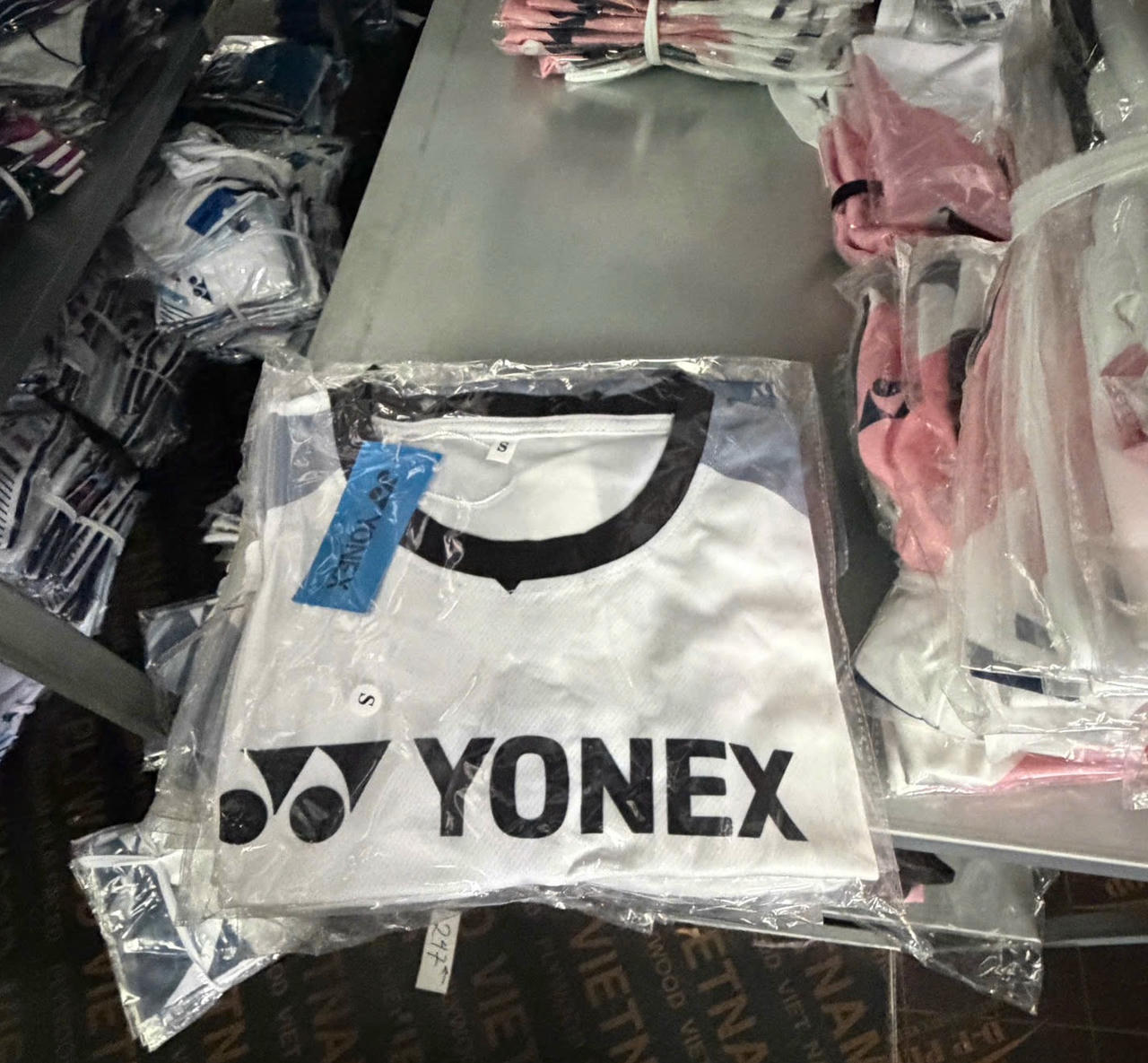 Sản phẩm quần áo giả mạo nhãn hiệu nổi tiếng YONEX.&nbsp;