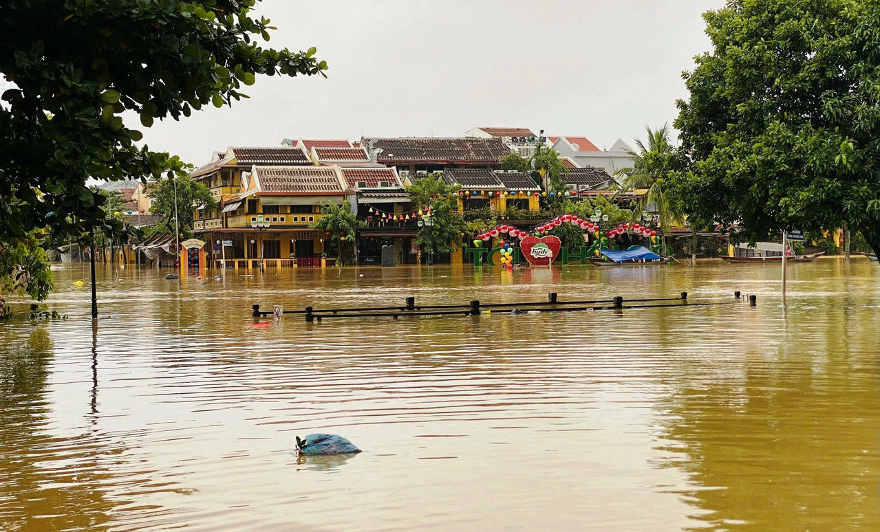 Phố cổ Hội An chìm trong nước lũ, dân chèo thuyền ra ngoài mua nhu yếu phẩm