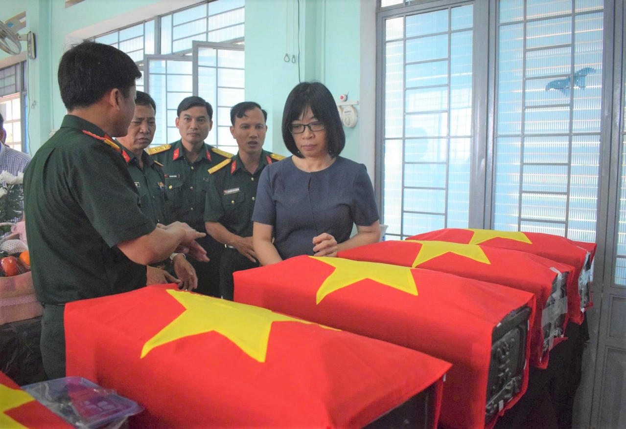 Phó Chủ tịch UBND tỉnh Nguyễn Thị Thanh Lịch thăm viếng 18 hài cốt liệt sĩ đang được thờ cúng tại Ban Chỉ huy Quân sự xã Ia Boòng. (Ảnh: CTTĐT tỉnh Gia Lai)