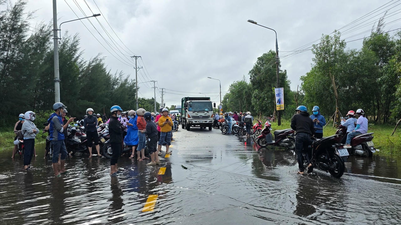 Phố cổ Hội An chìm trong nước lũ, dân chèo thuyền ra ngoài mua nhu yếu phẩm