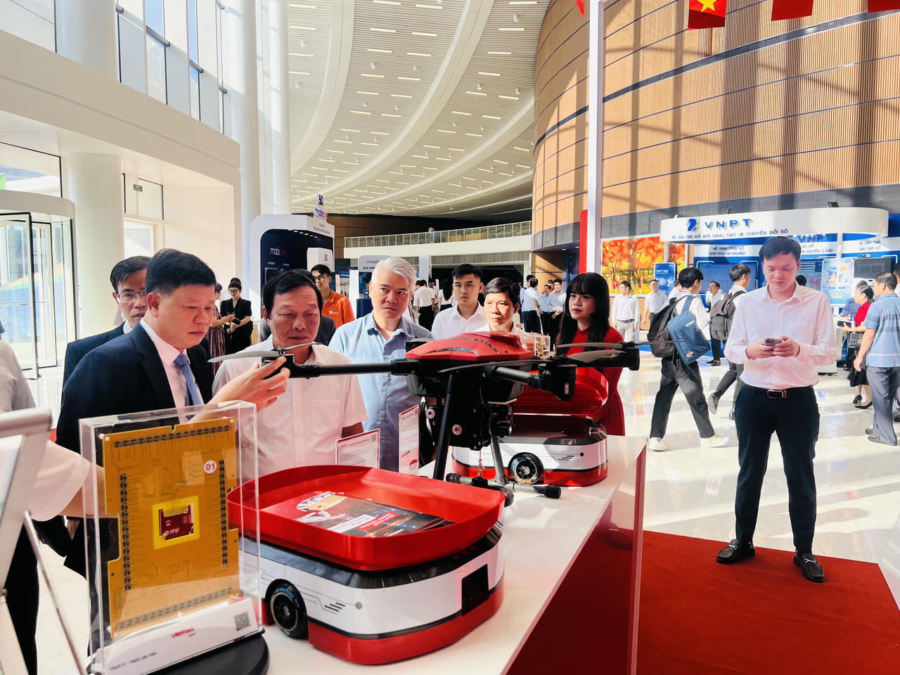 Lãnh đạo TP Hải Phòng tham quan gian hàng công nghệ, các sản phẩm đổi mới sáng tạo tại Techfest Hải Phòng 2025.