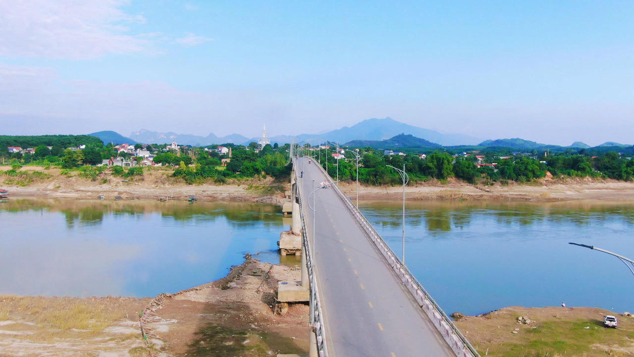 Từ khi đưa vào sử dụng cầu Sông Lô đã góp phần rút ngắn thời gian đi lại, phục vụ đắc lực cho công tác cứu hộ, cứu nạn và đáp ứng nhu cầu giao thương của người dân hai tỉnh Phú Thọ - Tuyên Quang. Ảnh: Đức Mạnh.