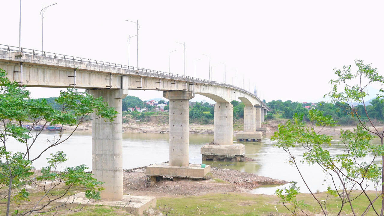 Đồng thời, cầu còn có&nbsp;sáu nhịp dẫn bằng dầm chữ I bê-tông cốt thép dự ứng lực lắp ghép chiều dài 42m thi công theo phương pháp lao lắp. Ảnh: Đức Mạnh.