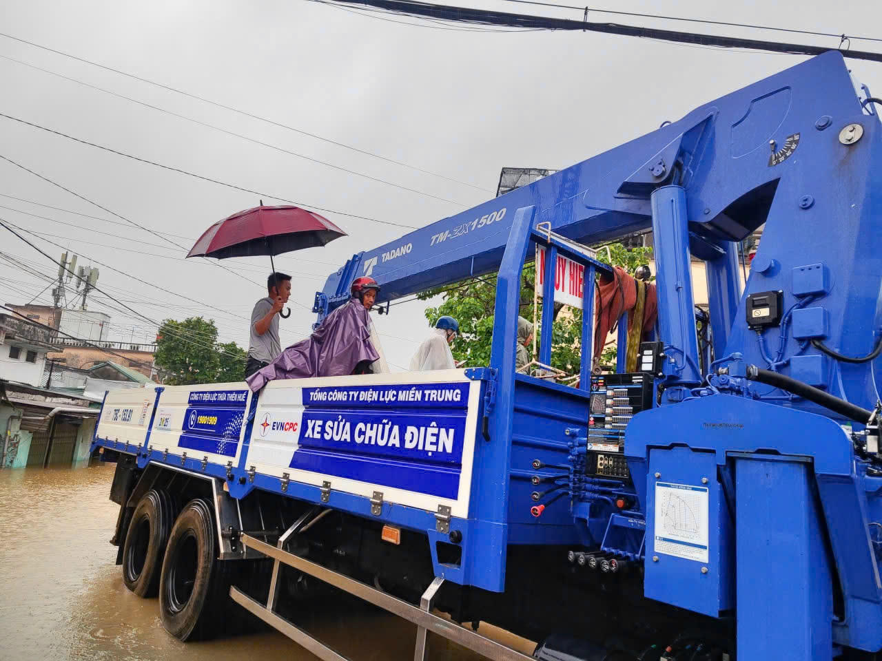 Dùng xe chuyên dụng đưa người dân đi viện.