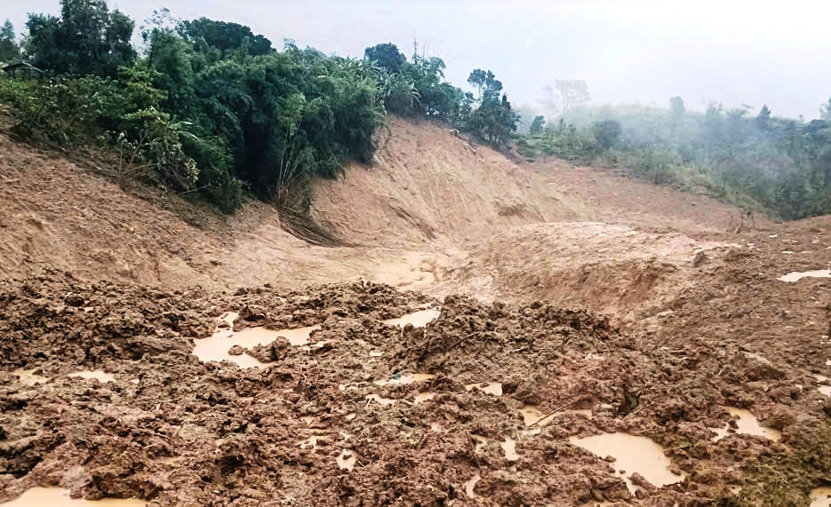 Lũ quét cuốn theo hàng ngàn m3 đất đá làm bồi lấp diện tích cây trồng của người dân thôn Làng Mới (xã Ngọc Linh). 