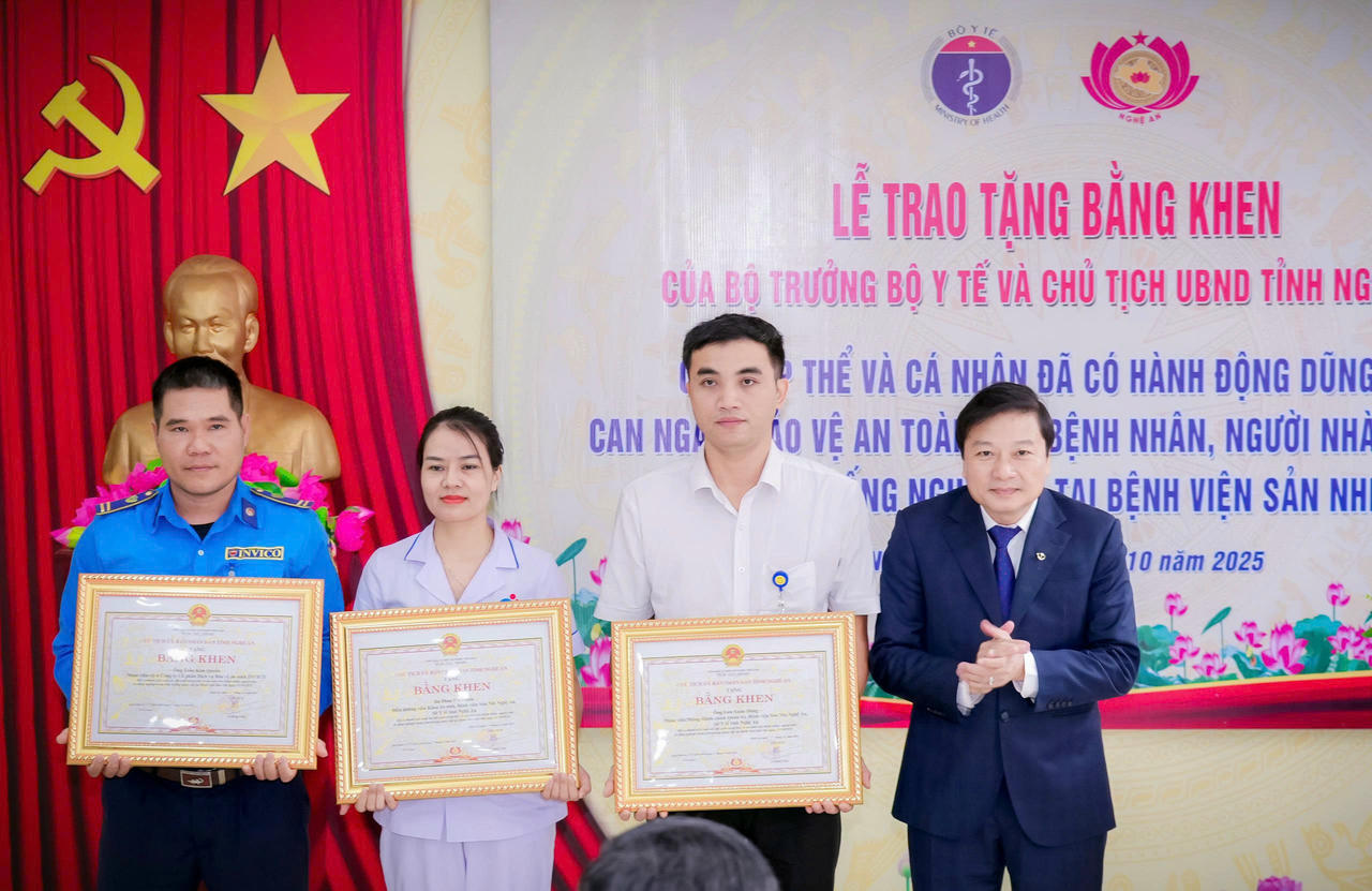 Chủ tịch UBND tỉnh Lê Hồng Vinh trao tặng bằng khen cho các tập thể, cá nhân có hành động dũng cảm trong vụ việc.