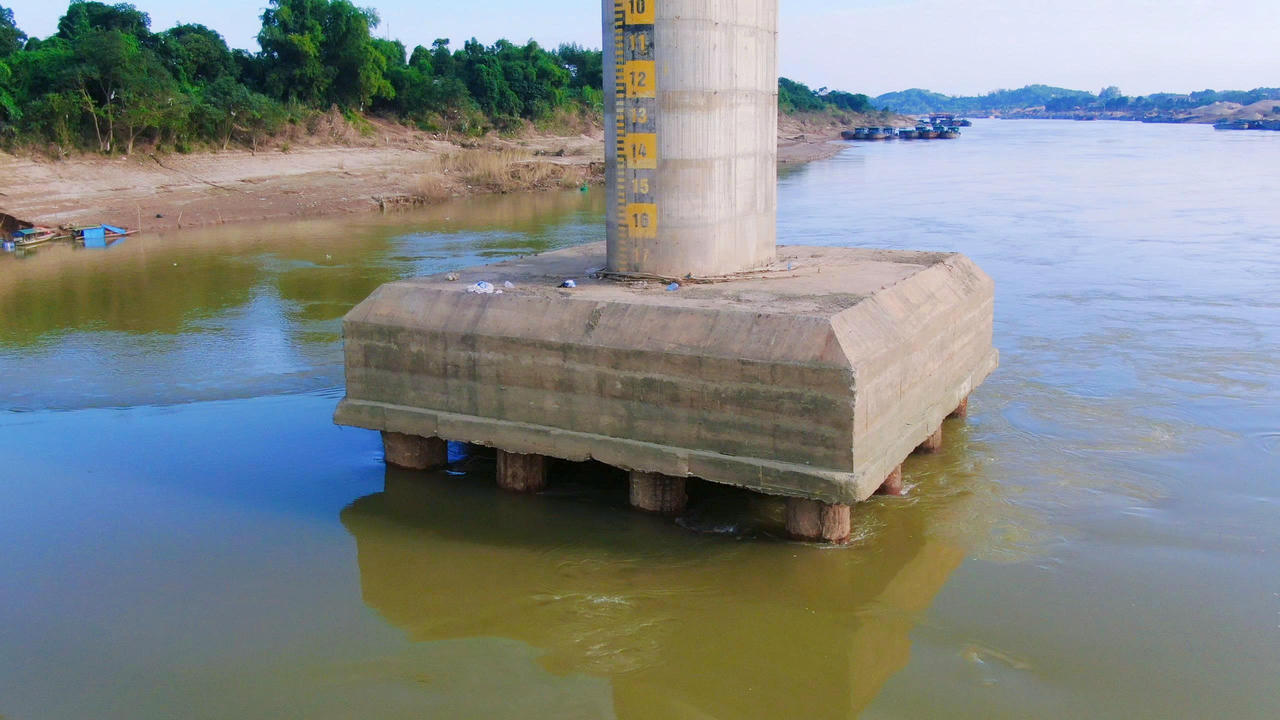 Cầu Sông Lô phải tạm dừng lưu thông đã ảnh hưởng trực tiếp đến hơn 2.500 hộ dân với gần 9.700 nhân khẩu thuộc 19 khu dân cư của xã Hợp Nhất cũ (nay thuộc xã Đoan Hùng). Ảnh: Đức Manh