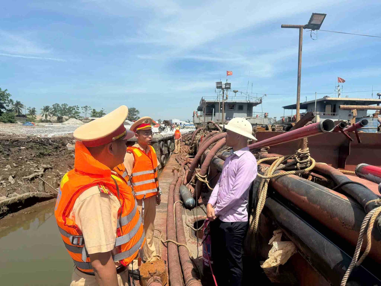 Lực lượng CSGT TP Hải Phòng&nbsp;tuyên truyền chủ tàu và tháo dỡ ống hút cát sỏi.