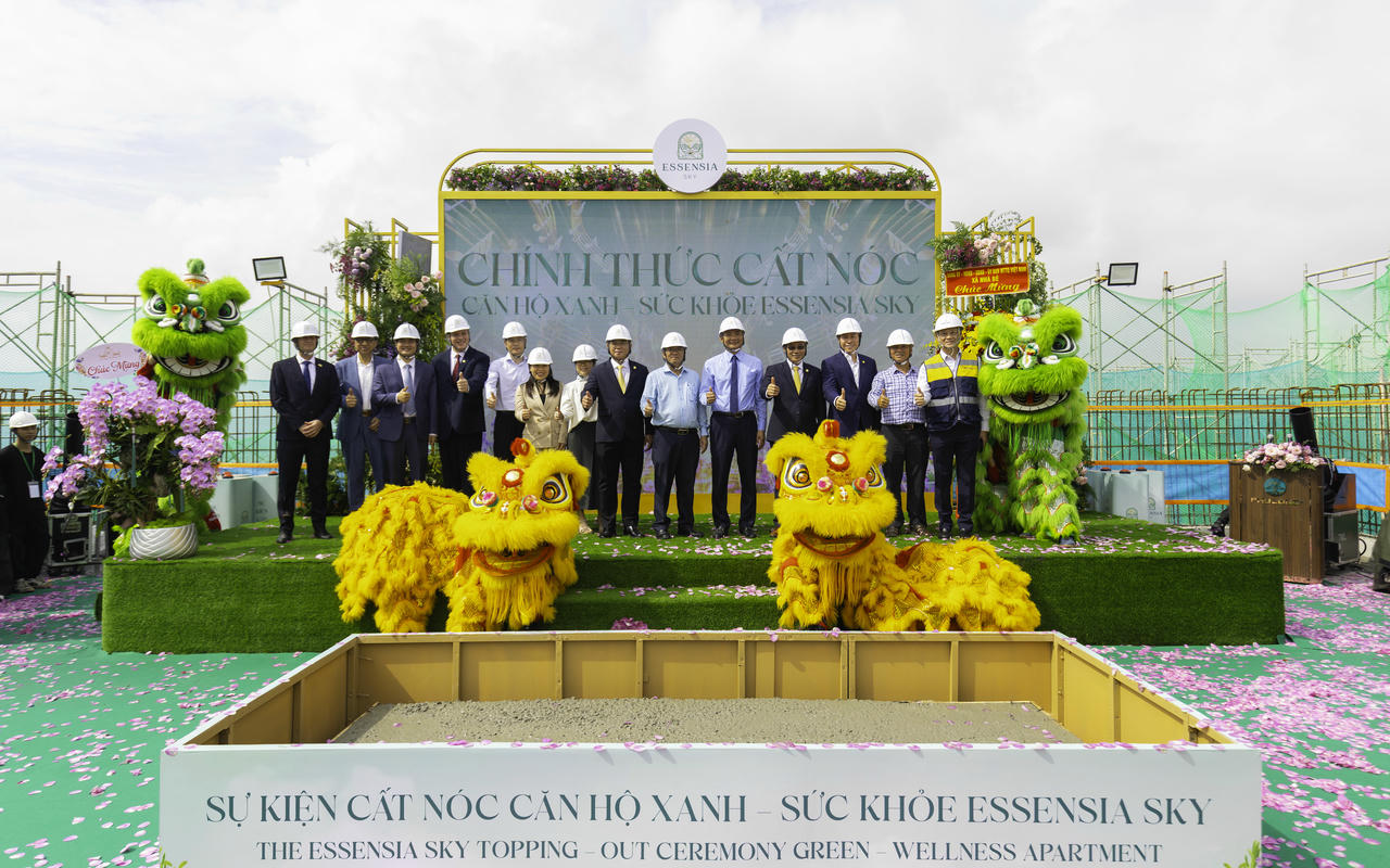 Lãnh đạo xã Nhà Bè, Chủ đầu tư Phú Long và các đối tác chiến lược tại lễ cất nóc dự án Essensia Sky. Ảnh: Phú Long  