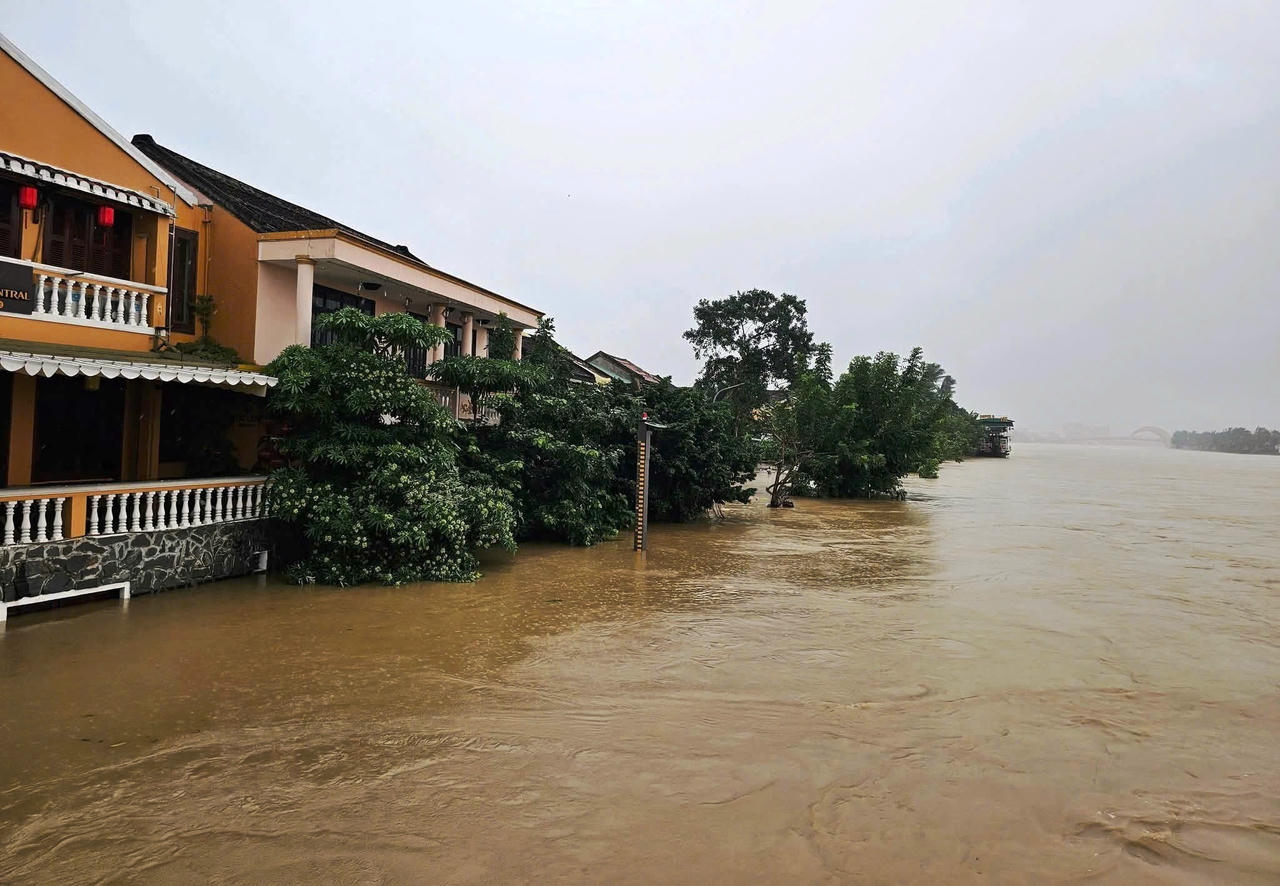 Phố cổ Hội An chìm trong nước lũ, dân chèo thuyền ra ngoài mua nhu yếu phẩm
