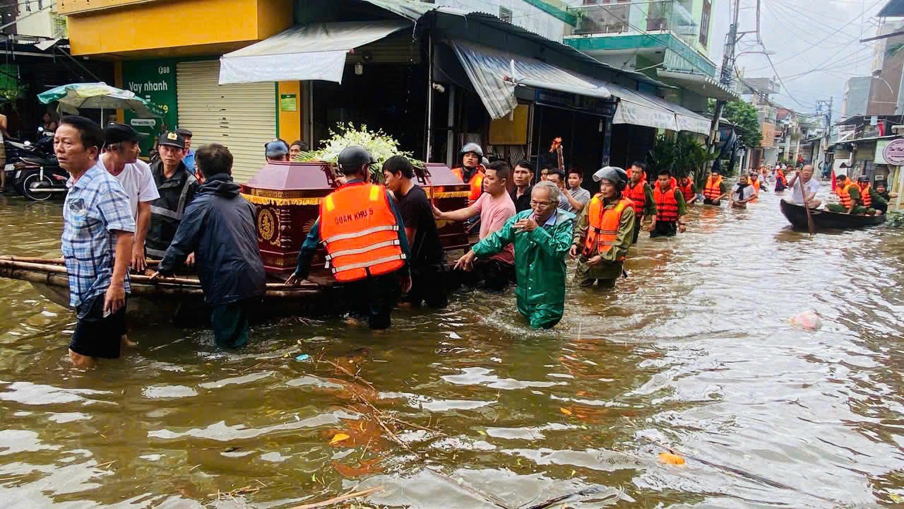 Xúc động hình ảnh Công an Đà Nẵng đưa linh cữu cụ bà vượt nước lũ về nơi an nghỉ cuối cùng.