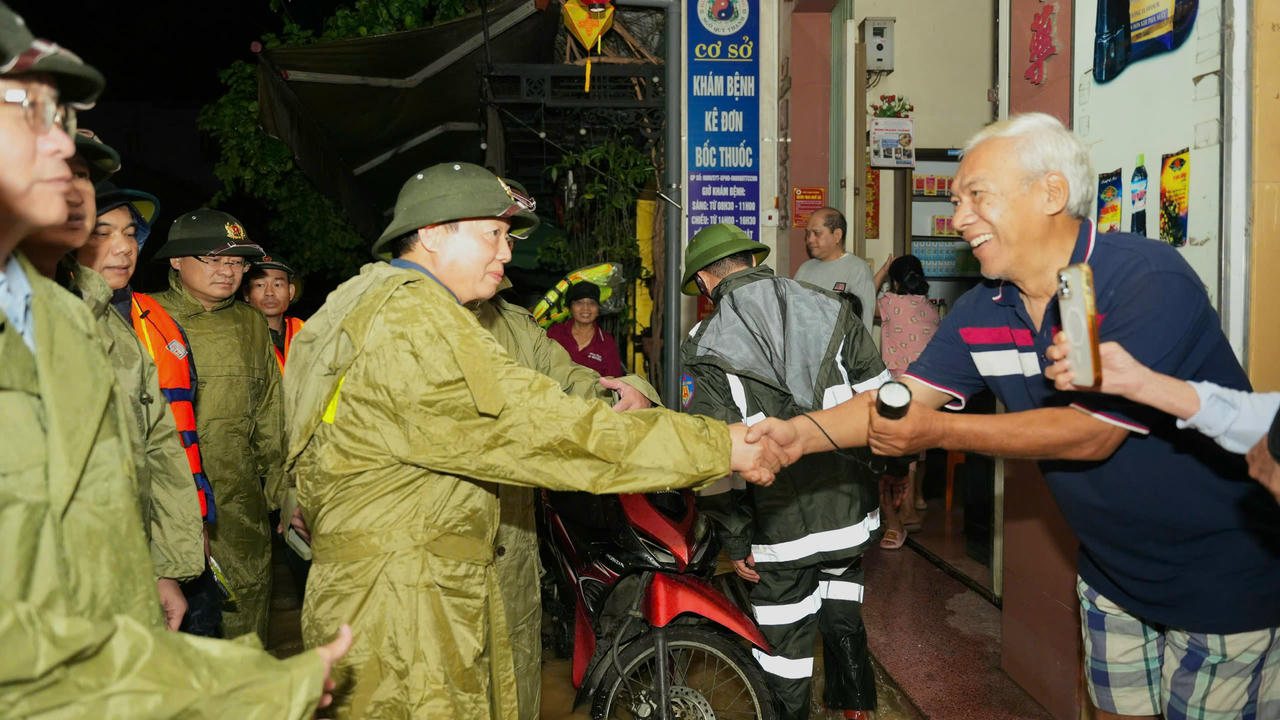 Người dân Huế xúc động khi được Phó Thủ tướng thăm khi trời tối