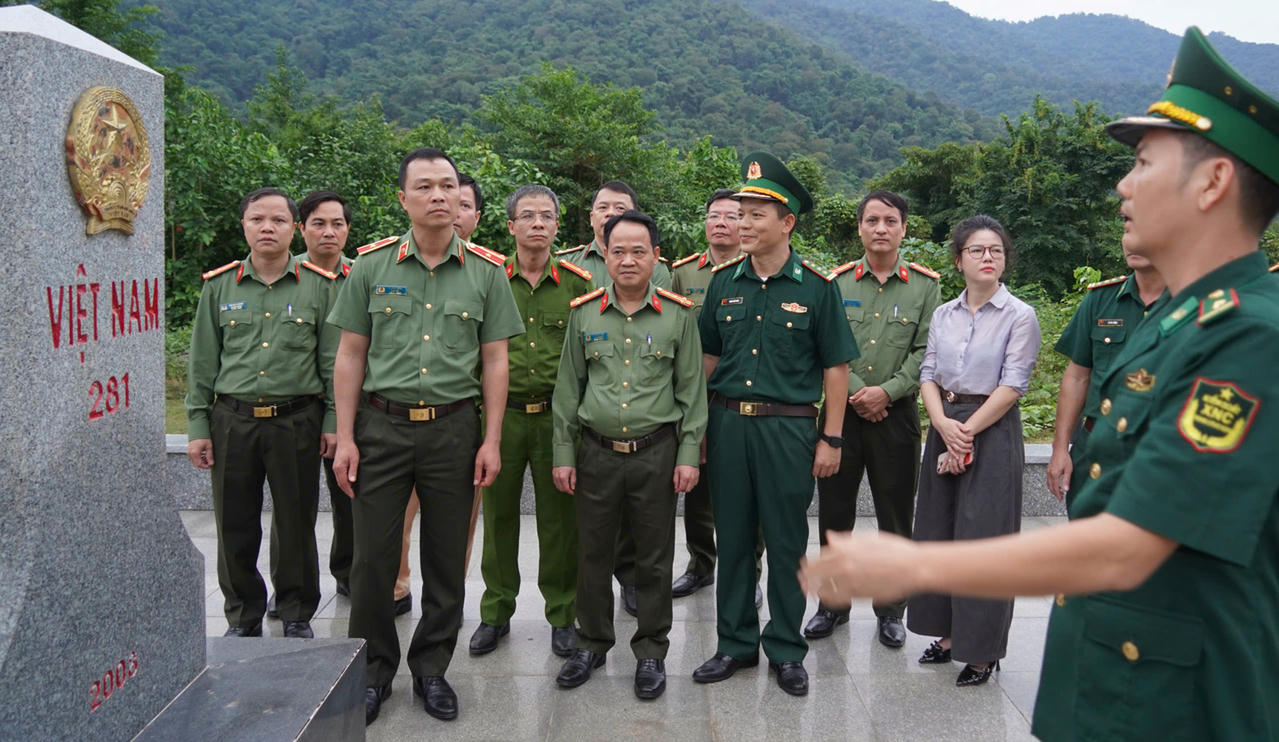 Thiếu tướng Tô Anh Dũng đề nghị lực lượng biên phòng phối hợp chặt chẽ với Công an xã trong bảo đảm an ninh trật tự, phòng chống tội phạm, giữ vững bình yên khu vực biên giới.