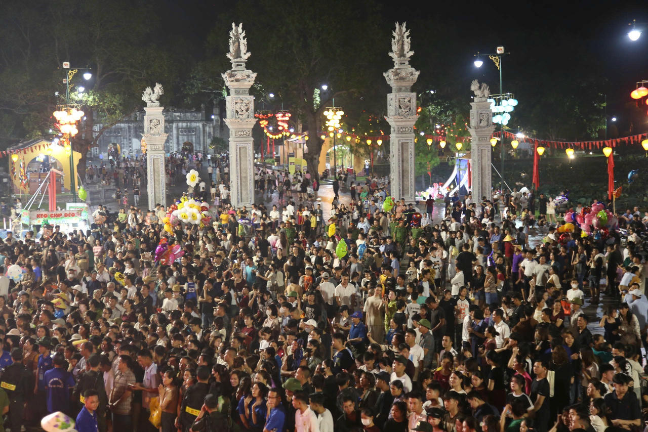 Lễ hội Côn Sơn, Kiếp Bạc năm 2025 thu hút hơn 32,5 vạn lượt khách tham quan, chiêm bái trong dịp Lễ hội.