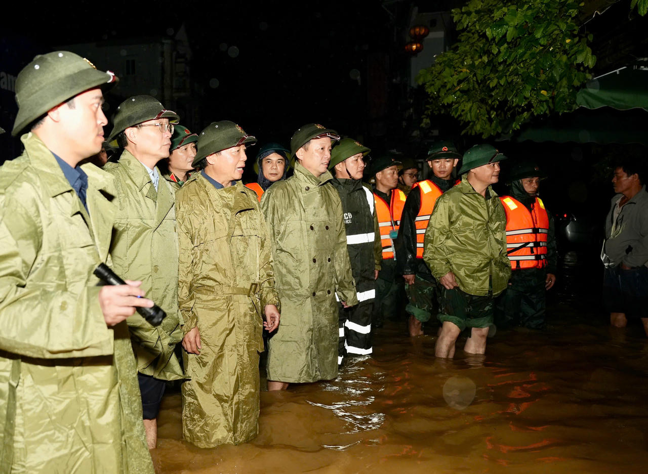 Đoàn công tác thăm các hộ dân đang bị ngập sâu tại tuyến đường Chi Lăng, phường Phú Xuân, thành phố Huế