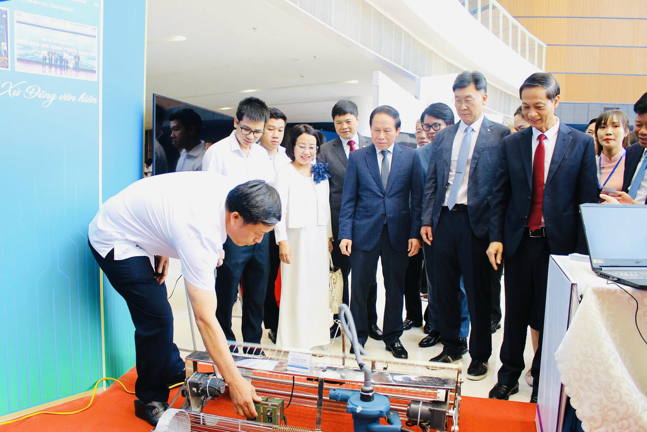 Lãnh đạo TP Hải Phòng tham quan gian hàng công nghệ, các sản phẩm đổi mới sáng tạo tại Techfest Hải Phòng 2025.