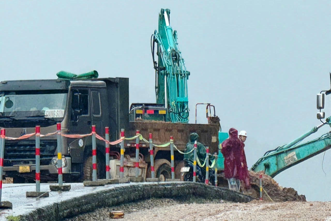 Sạt lở nghiêm trọng trên cao tốc La Sơn – Hòa Liên, hàng nghìn mét khối đất đá tràn xuống đường