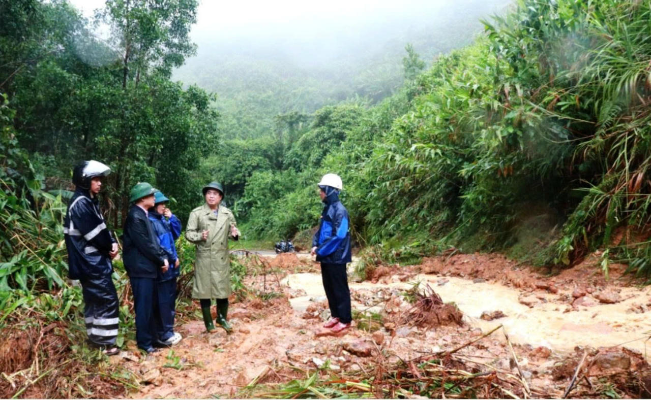Chủ tịch UBND tỉnh Quảng Ngãi Nguyễn Hoàng Giang yêu cầu phải kiểm soát chặt khu vực có nguy cơ sạt lở, tuyệt đối không để người dân gặp nguy hiểm.