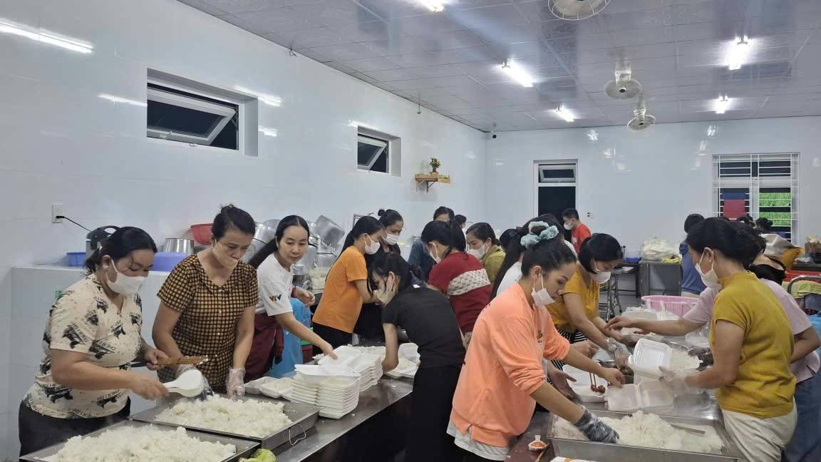 Ba nghìn suất cơm giữa mưa lũ: Hơi ấm từ trái tim phụ nữ Huế