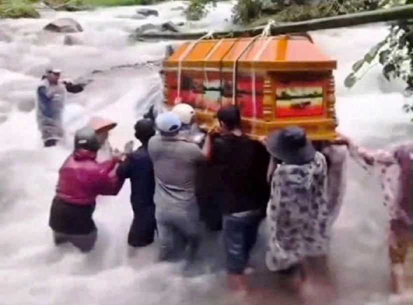 Nhiều người ở miền núi Đà Nẵng gồng mình khiêng quan tài vượt lũ dữ đi an táng.