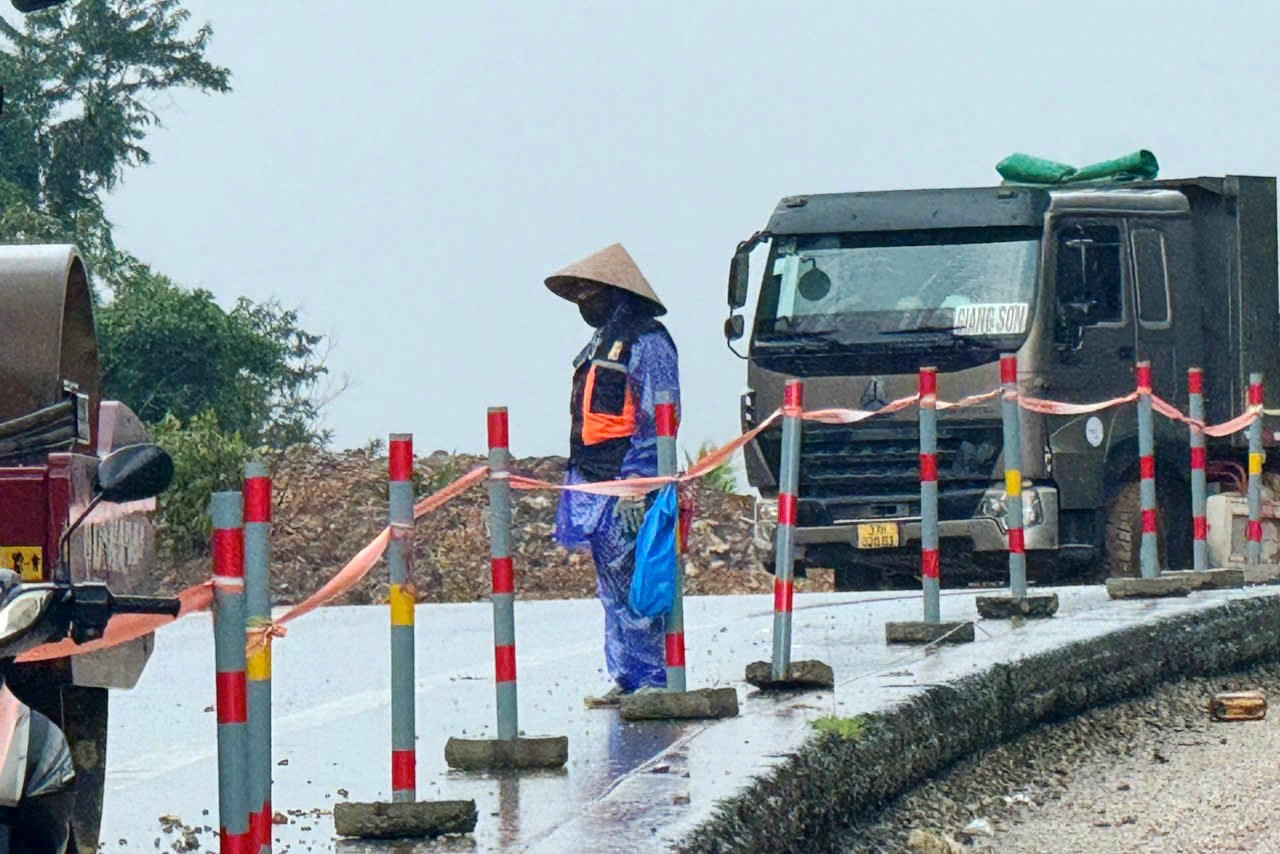 Sạt lở nghiêm trọng trên cao tốc La Sơn – Hòa Liên, hàng nghìn mét khối đất đá tràn xuống đường