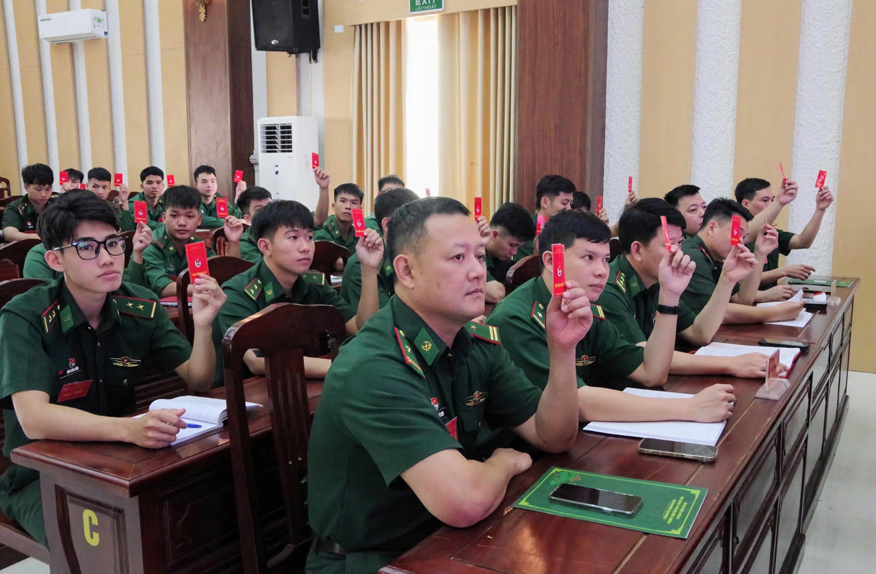 Các đại biểu biểu quyết thông qua các ý kiến tham gia đóng góp tại Hội nghị.