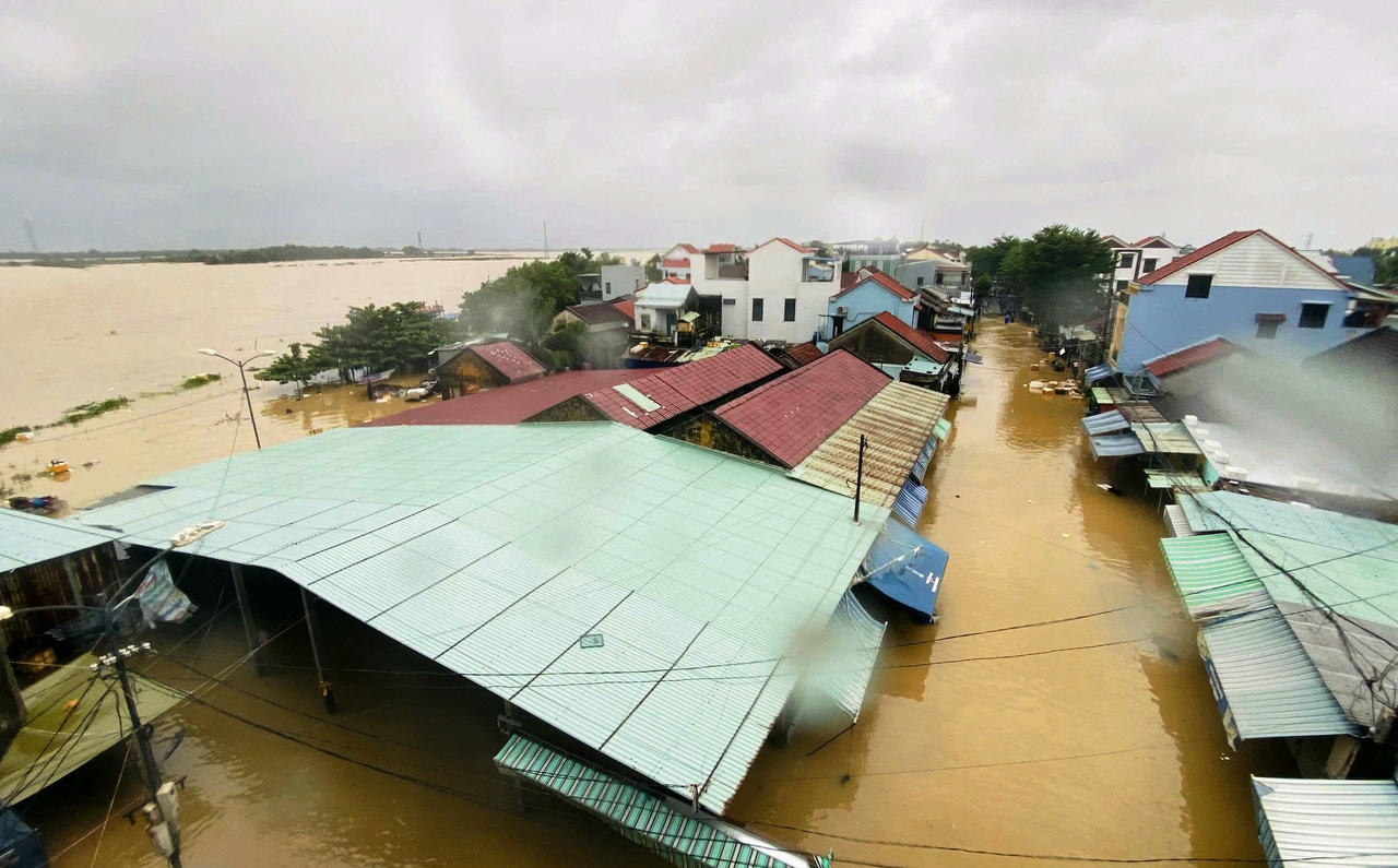 Phố cổ Hội An chìm trong nước lũ, dân chèo thuyền ra ngoài mua nhu yếu phẩm