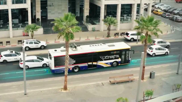 Pháp thử nghiệm đường cao tốc đầu tiên trên thế giới có thể sạc xe điện khi đang di chuyển