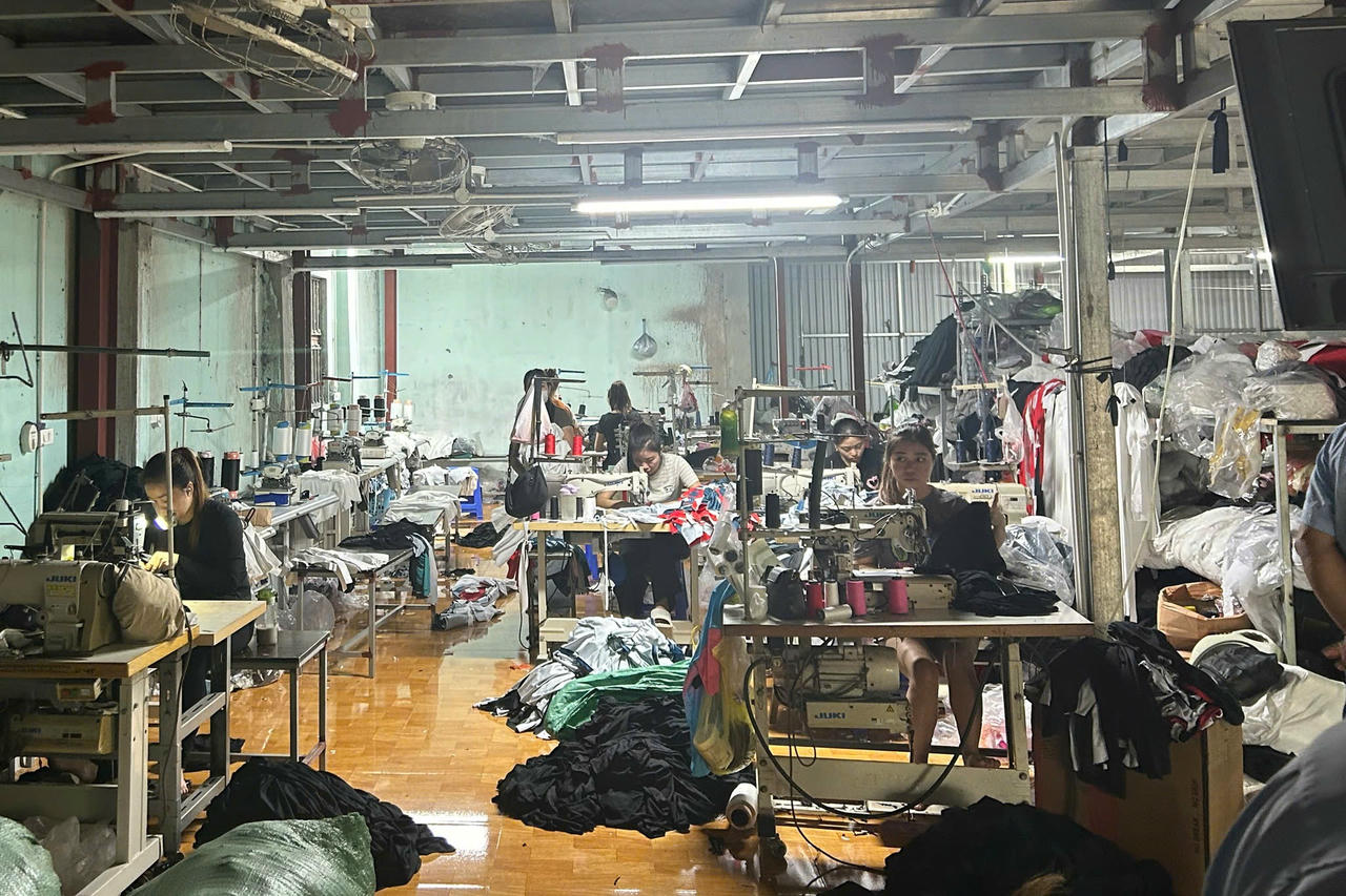 Hộ kinh doanh và sản xuất quần áo Gia Minh sản xuất quần áo với 9 máy may, máy xắt, máy vắt sổ.