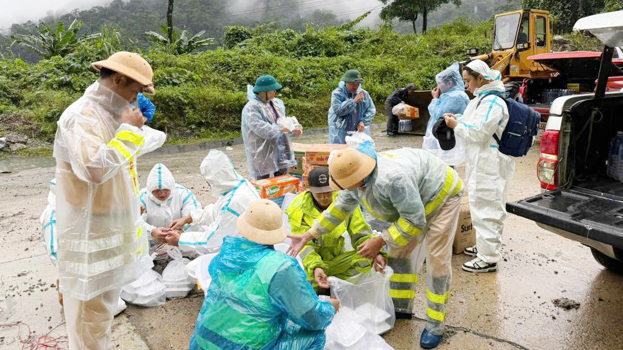 Nỗ lực cứu trợ tài xế mắc kẹt giữa đèo Lò Xo ở Quảng Ngãi