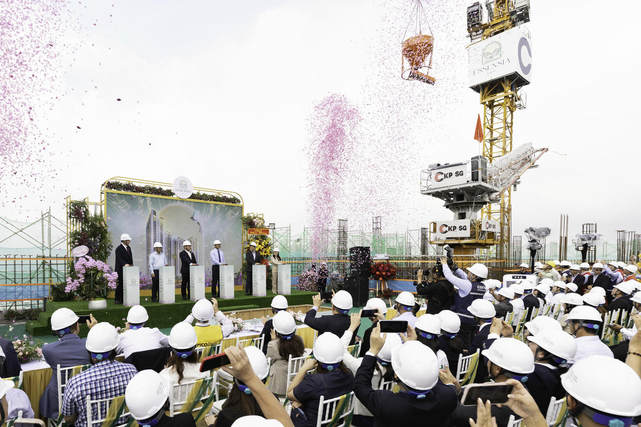 Tưng bừng Lễ cất nóc dự án Essensia Sky. Ảnh: Phú Long  