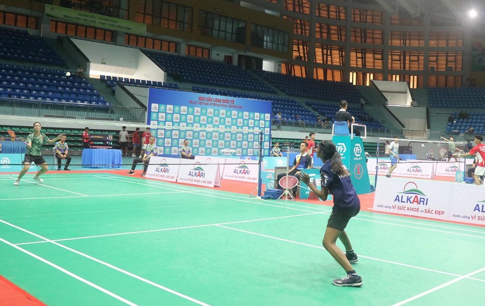 Trận thi đấu nội dung đơn nữ giữa vận động viên Sivabalan Mahalexcmi (Malaysia) và Trần Khánh Huyền (Việt Nam)