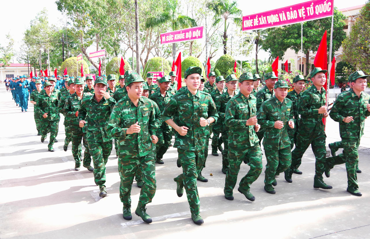 Cán bộ, chiến sĩ Bộ đội Biên phòng tỉnh Cà Mau tham gia chạy thể thao, rèn luyện sức khỏe tại lễ ra quân huấn luyện năm 2025.