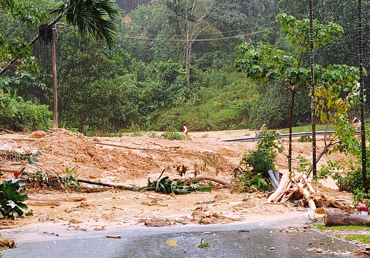 Đất đá trên quả núi chảy xuống như thác.