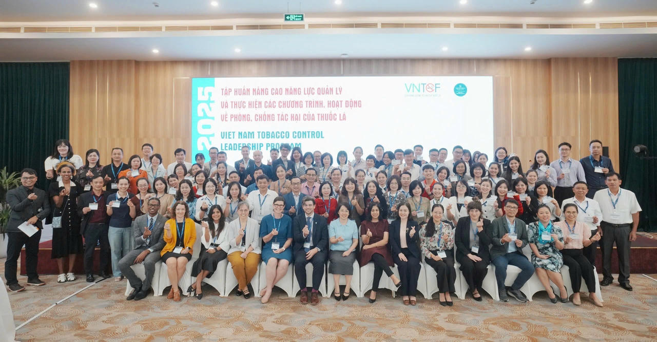 Các đại biểu chụp ảnh lưu niệm tại chương trình. Ảnh: Lê Giang