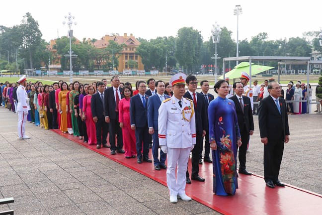  Đoàn đại biểu dự Đại hội thi đua yêu nước Cơ quan UBTƯ MTTQ Việt Nam vào Lăng báo công dâng Bác. Ảnh: Quang Vinh.