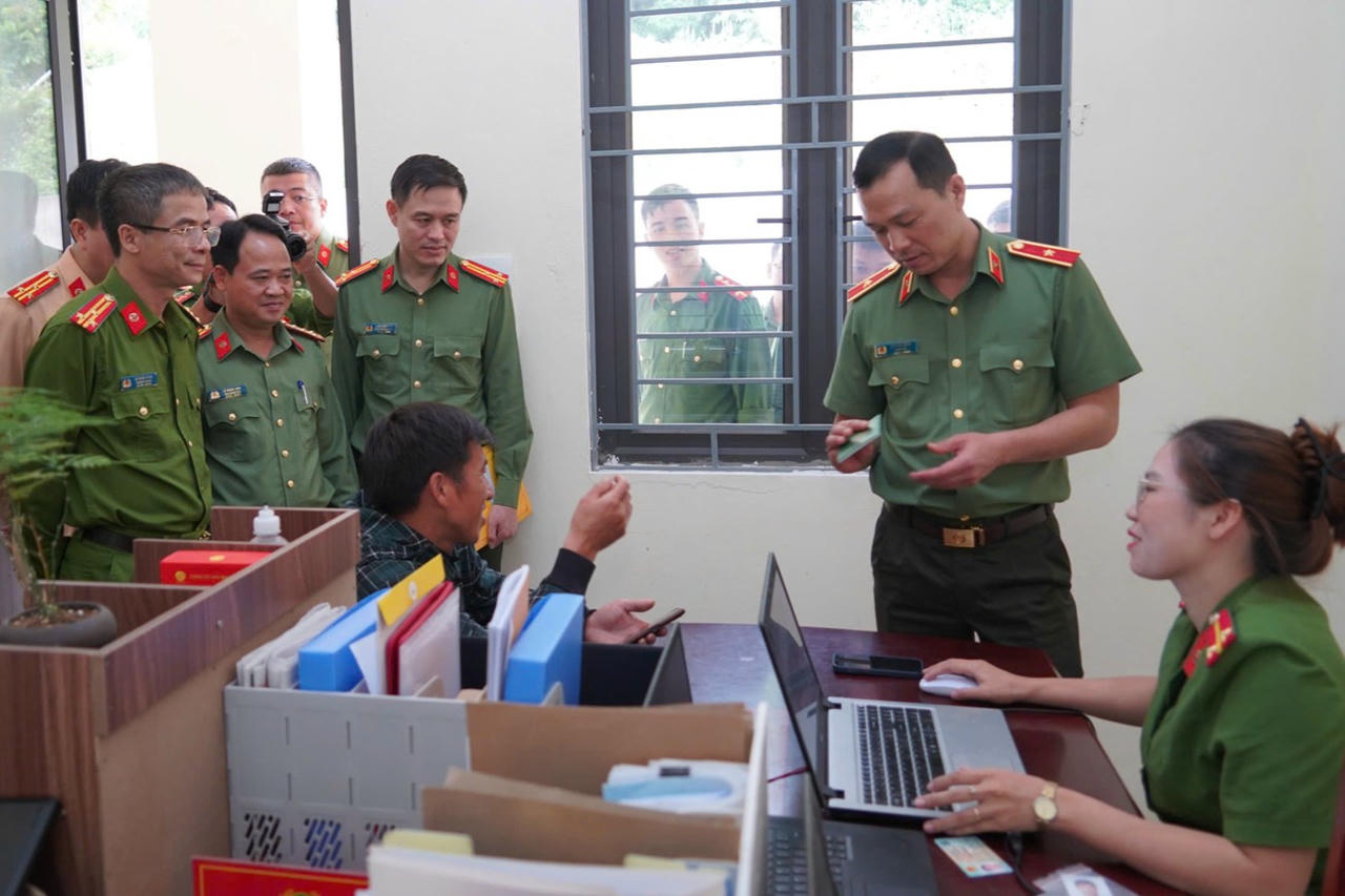 Thiếu tướng Tô Anh Dũng (thứ 2 từ phải sang) kiểm tra công tác giải quyết thủ tục hành chính cho nhân dân tại Công an các xã.. 