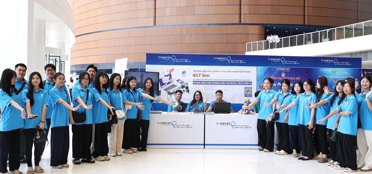 Gian hàng của Trường Đại học Quản lý và Công nghệ Hải Phòng tại Techfest Hải Phòng 2025.