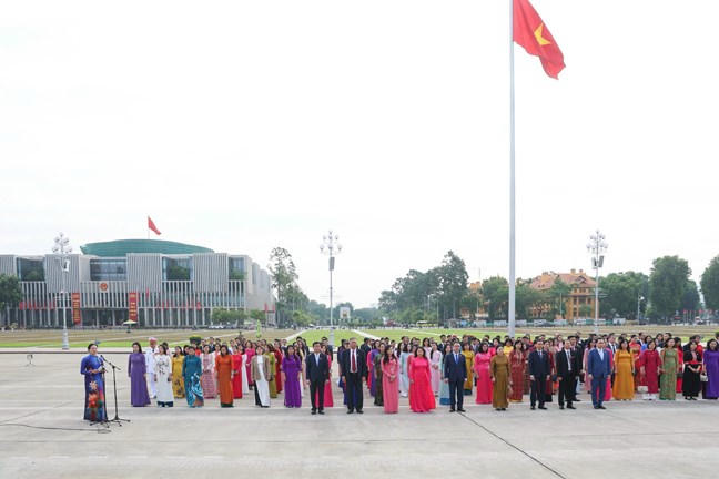 Đoàn đại biểu dự Đại hội thi đua yêu nước Cơ quan UBTƯ MTTQ Việt Nam vào Lăng báo công dâng Bác. Ảnh: Quang Vinh