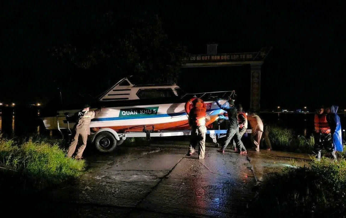 Ca nô của Lữ đoàn Tăng thiết giáp 574 được vận chuyển đến vùng ngập lũ, di dời người dân đến nơi an toàn trong đêm.