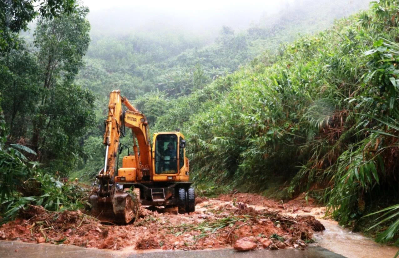 Hiện trường sạt lở trên tuyến Quốc lộ 24C (đoạn qua xã Thanh Bồng, tỉnh Quảng Ngãi).